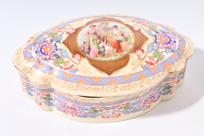 Een gevarieerde collectie polychrome dekseldozen en diverse religieuze curiosa, 20ste eeuw