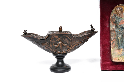 Un Christ en bronze, un ornement en forme de cariatide en bronze dor&eacute;, une lampe &agrave; huile en cuivre et deux reliefs en pl&acirc;tre, 16&egrave;me si&egrave;cle et apr&egrave;s