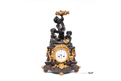 Pendule de chemin&eacute;e en bronze patin&eacute; et dor&eacute; couronn&eacute;e de bacchantes, France, 19&egrave;me si&egrave;cle