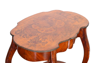 Table d'appoint en bois avec marqueterie et deux plateaux et une paire de chaises avec rev&ecirc;tement en osier, France, 20&egrave;me si&egrave;cle
