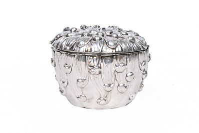 Bol couvert en argent &agrave; d&eacute;cor floral en relief, marqu&eacute;, Japon, Meiji, 19&egrave;me/20&egrave;me si&egrave;cle