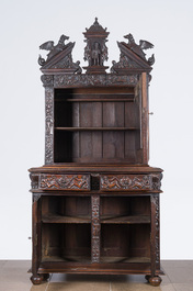 Armoire &agrave; deux corps et trois portes de style renaissance en noyer &agrave; d&eacute;cor de personnages historiques, France, 19&egrave;me si&egrave;cle avec &eacute;l&eacute;m. ant&eacute;rieurs
