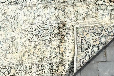 Quatre tapis orientaux diff&eacute;rents, laine, coton et soie, 20&egrave;me si&egrave;cle