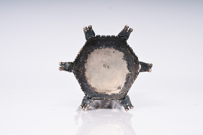 Reliquaire en forme de la Vierge &agrave; l'Enfant sur un tr&ocirc;ne de style n&eacute;ogothique en argent, probablement Hanau, Allemagne, 19&egrave;me si&egrave;cle