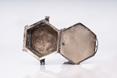 Reliquaire en forme de la Vierge &agrave; l'Enfant sur un tr&ocirc;ne de style n&eacute;ogothique en argent, probablement Hanau, Allemagne, 19&egrave;me si&egrave;cle