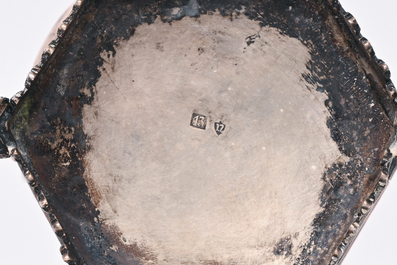 Reliquaire en forme de la Vierge &agrave; l'Enfant sur un tr&ocirc;ne de style n&eacute;ogothique en argent, probablement Hanau, Allemagne, 19&egrave;me si&egrave;cle