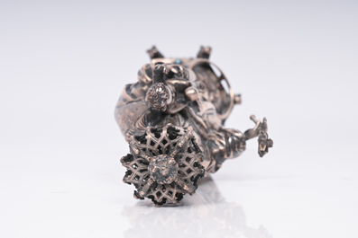 Reliquaire en forme de la Vierge &agrave; l'Enfant sur un tr&ocirc;ne de style n&eacute;ogothique en argent, probablement Hanau, Allemagne, 19&egrave;me si&egrave;cle