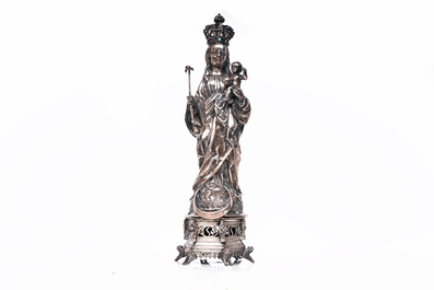 Reliquaire en forme de la Vierge &agrave; l'Enfant sur un tr&ocirc;ne de style n&eacute;ogothique en argent, probablement Hanau, Allemagne, 19&egrave;me si&egrave;cle