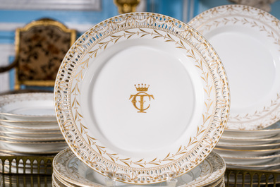 Une grande service de table de 160 pi&egrave;ces en partie dor&eacute;e &agrave; d&eacute;cor floral et en relief, KPM, Berlin, Allemagne, premi&egrave;re moiti&eacute; 20&egrave;me si&egrave;cle