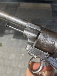 Revolver &agrave; broche &agrave; d&eacute;cor floral grav&eacute;, marque de E. Lefaucheux, France, 19&egrave;me si&egrave;cle