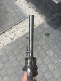 Revolver &agrave; broche &agrave; d&eacute;cor floral grav&eacute;, marque de E. Lefaucheux, France, 19&egrave;me si&egrave;cle