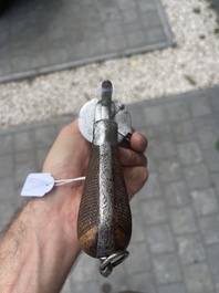 Revolver &agrave; broche &agrave; d&eacute;cor floral grav&eacute;, marque de E. Lefaucheux, France, 19&egrave;me si&egrave;cle