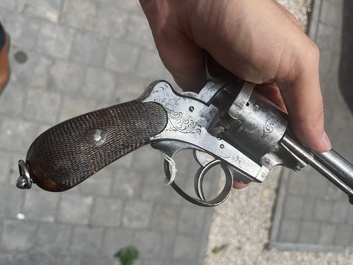 Revolver &agrave; broche &agrave; d&eacute;cor floral grav&eacute;, marque de E. Lefaucheux, France, 19&egrave;me si&egrave;cle
