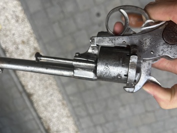 Revolver &agrave; broche &agrave; d&eacute;cor floral grav&eacute;, marque de E. Lefaucheux, France, 19&egrave;me si&egrave;cle