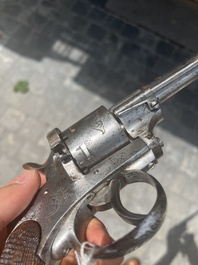 Revolver &agrave; broche &agrave; d&eacute;cor floral grav&eacute;, marque de E. Lefaucheux, France, 19&egrave;me si&egrave;cle