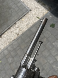 Revolver &agrave; broche &agrave; d&eacute;cor floral grav&eacute;, marque de E. Lefaucheux, France, 19&egrave;me si&egrave;cle