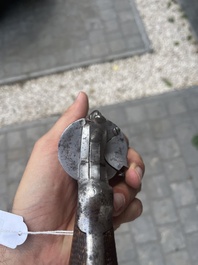 Revolver &agrave; broche &agrave; d&eacute;cor floral grav&eacute;, marque de E. Lefaucheux, France, 19&egrave;me si&egrave;cle