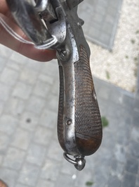 Revolver &agrave; broche &agrave; d&eacute;cor floral grav&eacute;, marque de E. Lefaucheux, France, 19&egrave;me si&egrave;cle