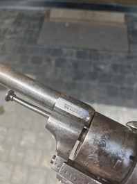 Revolver &agrave; broche &agrave; d&eacute;cor floral grav&eacute;, marque de E. Lefaucheux, France, 19&egrave;me si&egrave;cle