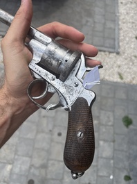 Revolver &agrave; broche &agrave; d&eacute;cor floral grav&eacute;, marque de E. Lefaucheux, France, 19&egrave;me si&egrave;cle