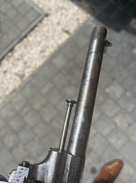 Revolver &agrave; broche &agrave; d&eacute;cor floral grav&eacute;, marque de E. Lefaucheux, France, 19&egrave;me si&egrave;cle