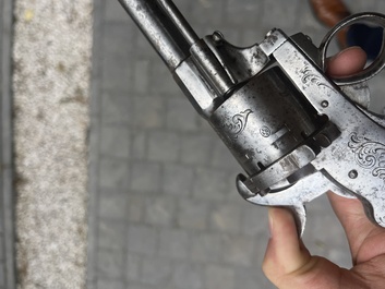 Revolver &agrave; broche &agrave; d&eacute;cor floral grav&eacute;, marque de E. Lefaucheux, France, 19&egrave;me si&egrave;cle
