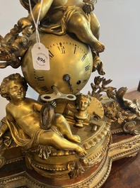 Pendule en bronze dor&eacute; couronn&eacute;e des arts lib&eacute;raux et avec un m&eacute;daillon portrait en porcelaine, France, 19&egrave;me si&egrave;cle