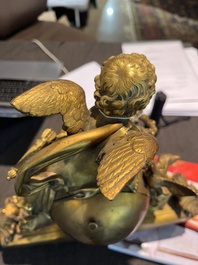 Pendule en bronze dor&eacute; couronn&eacute;e des arts lib&eacute;raux et avec un m&eacute;daillon portrait en porcelaine, France, 19&egrave;me si&egrave;cle