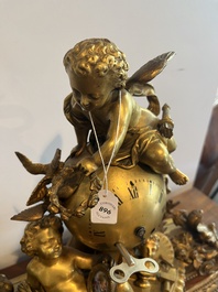 Pendule en bronze dor&eacute; couronn&eacute;e des arts lib&eacute;raux et avec un m&eacute;daillon portrait en porcelaine, France, 19&egrave;me si&egrave;cle