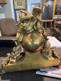 Pendule en bronze dor&eacute; couronn&eacute;e des arts lib&eacute;raux et avec un m&eacute;daillon portrait en porcelaine, France, 19&egrave;me si&egrave;cle