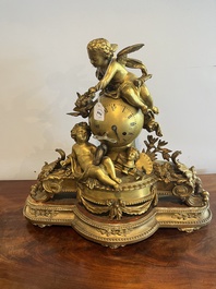 Pendule en bronze dor&eacute; couronn&eacute;e des arts lib&eacute;raux et avec un m&eacute;daillon portrait en porcelaine, France, 19&egrave;me si&egrave;cle