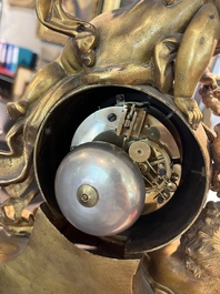 Pendule en bronze dor&eacute; couronn&eacute;e des arts lib&eacute;raux et avec un m&eacute;daillon portrait en porcelaine, France, 19&egrave;me si&egrave;cle