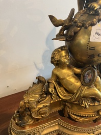 Pendule en bronze dor&eacute; couronn&eacute;e des arts lib&eacute;raux et avec un m&eacute;daillon portrait en porcelaine, France, 19&egrave;me si&egrave;cle