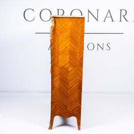 Armoire &agrave; deux portes de style Louis XV &agrave; d&eacute;cor de chinoiserie aux montures en bronze dor&eacute; et dessus en marbre, 20&egrave;me si&egrave;cle