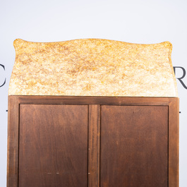 Armoire &agrave; deux portes de style Louis XV &agrave; d&eacute;cor de chinoiserie aux montures en bronze dor&eacute; et dessus en marbre, 20&egrave;me si&egrave;cle