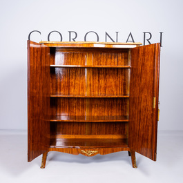 Armoire &agrave; deux portes de style Louis XV &agrave; d&eacute;cor de chinoiserie aux montures en bronze dor&eacute; et dessus en marbre, 20&egrave;me si&egrave;cle