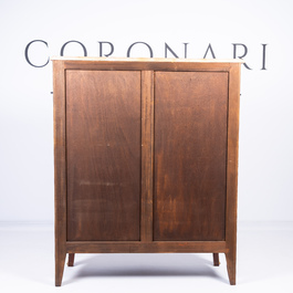 Armoire &agrave; deux portes de style Louis XV &agrave; d&eacute;cor de chinoiserie aux montures en bronze dor&eacute; et dessus en marbre, 20&egrave;me si&egrave;cle