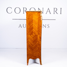 Armoire &agrave; deux portes de style Louis XV &agrave; d&eacute;cor de chinoiserie aux montures en bronze dor&eacute; et dessus en marbre, 20&egrave;me si&egrave;cle