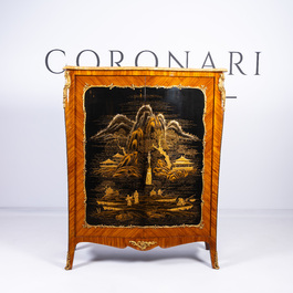 Armoire &agrave; deux portes de style Louis XV &agrave; d&eacute;cor de chinoiserie aux montures en bronze dor&eacute; et dessus en marbre, 20&egrave;me si&egrave;cle