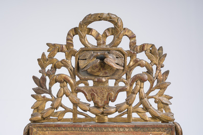 Miroir Louis XVI en bois dor&eacute; &agrave; d&eacute;cor floral et de symbole de la fid&eacute;lit&eacute; et de l'amour, France, 18&egrave;me si&egrave;cle