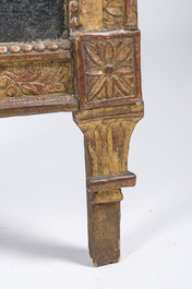 Miroir Louis XVI en bois dor&eacute; &agrave; d&eacute;cor floral et de symbole de la fid&eacute;lit&eacute; et de l'amour, France, 18&egrave;me si&egrave;cle