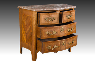 Commode d'&eacute;poque Louis XV en placage, parqueterie, montures en bronze dor&eacute; et dessus en marbre, estampill&eacute;e Galet, deuxi&egrave;me moiti&egrave; du 18&egrave;me s.