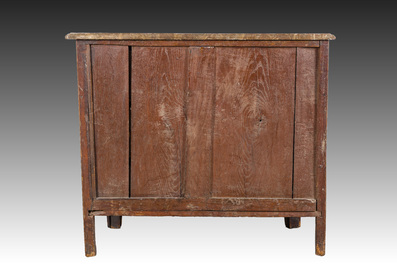 Commode d'&eacute;poque Louis XV en placage, parqueterie, montures en bronze dor&eacute; et dessus en marbre, estampill&eacute;e Galet, deuxi&egrave;me moiti&egrave; du 18&egrave;me s.