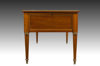 Bureau plat de style Louis XVI en bois avec plateau en cuir et aux montures en laiton, France, vers 1900