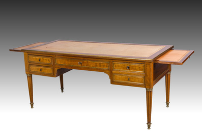 Bureau plat de style Louis XVI en bois avec plateau en cuir et aux montures en laiton, France, vers 1900