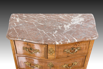 Commode d'&eacute;poque Louis XV en placage, parqueterie, montures en bronze dor&eacute; et dessus en marbre, estampill&eacute;e Galet, deuxi&egrave;me moiti&egrave; du 18&egrave;me s.