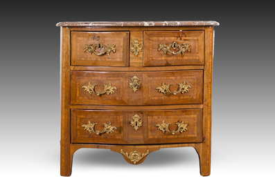 Commode d'&eacute;poque Louis XV en placage, parqueterie, montures en bronze dor&eacute; et dessus en marbre, estampill&eacute;e Galet, deuxi&egrave;me moiti&egrave; du 18&egrave;me s.