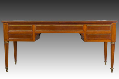 Bureau plat de style Louis XVI en bois avec plateau en cuir et aux montures en laiton, France, vers 1900