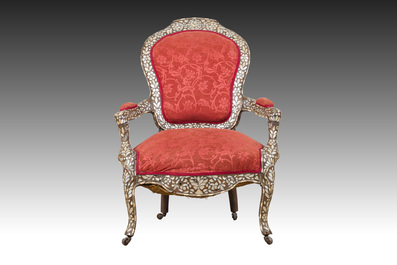 Fauteuil en bois sculpt&eacute; incrust&eacute; de nacre et d'os, Syrie, 19&egrave;me si&egrave;cle