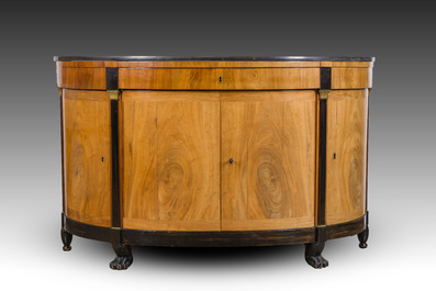 Buffet de forme demi-lune en placage d'acajou et bois noirci aux montures en bronze dor&eacute; et dessus en marbre, estampill&eacute; 'Suy &agrave; Gand', 19&egrave;me si&egrave;cle